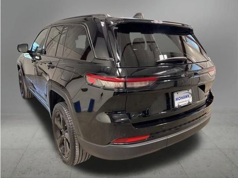 Used 2023 Jeep Grand Cherokee Limited w/ Black Appearance Package AWD/4WD image 3
