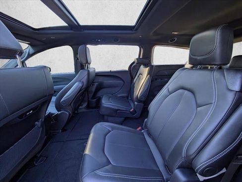 New 2026 Chrysler Pacifica Select image 18