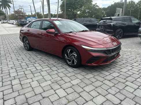 Used 2025 Hyundai Elantra SEL FWD image 16