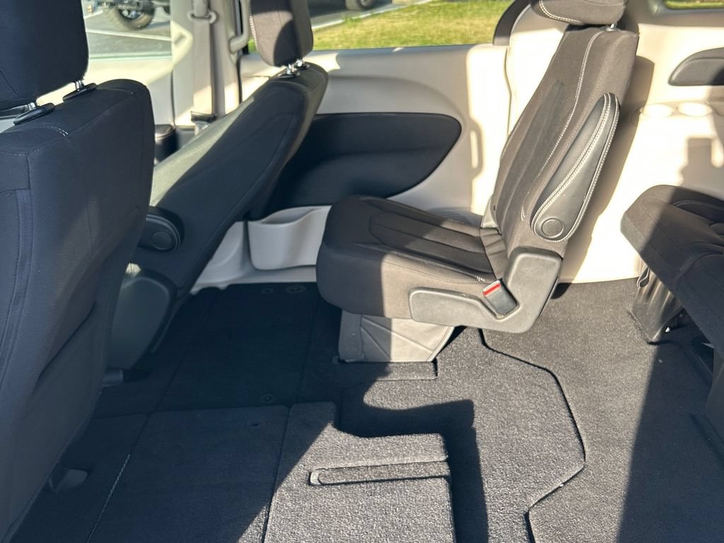 Used 2021 Chrysler Voyager LX FWD image 18