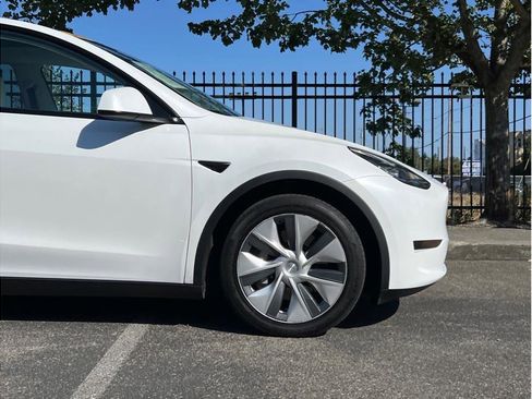 Used 2020 Tesla Model Y Long Range image 2