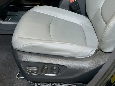 Used 2023 Toyota Sienna XLE w/ XLE Plus Package FWD image 17