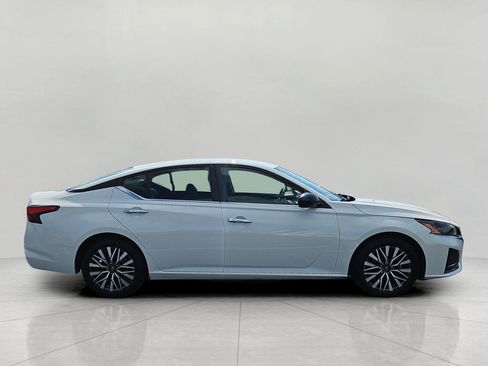 Used 2025 Nissan Altima 2.5 SV FWD image 9