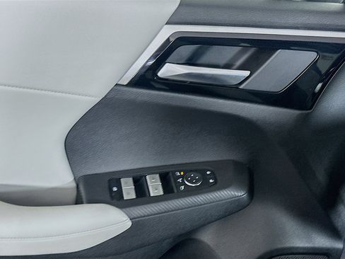 Used 2025 Mitsubishi Outlander SE image 15