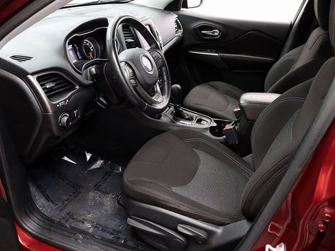 Used 2020 Jeep Cherokee Latitude w/ Cold Weather Group image 10