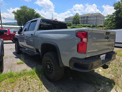 Used 2024 Chevrolet Silverado 2500 ZR2 w/ Technology Package AWD/4WD image 3