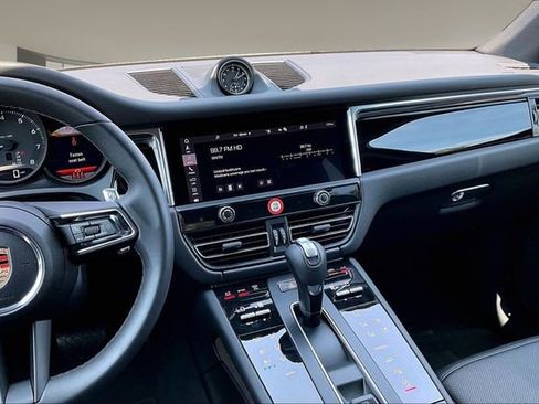Used 2025 Porsche Macan image 9