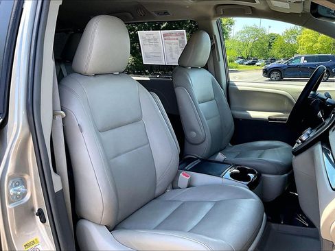 Used 2017 Toyota Sienna XLE FWD image 7