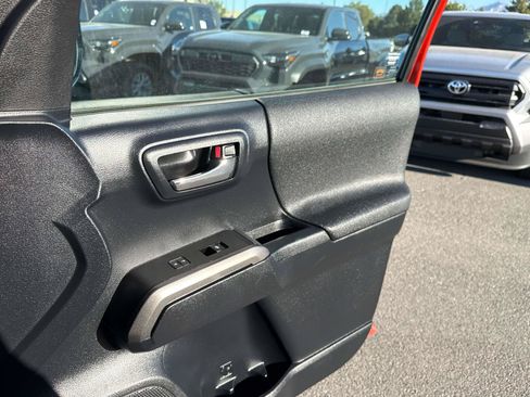 Used 2018 Toyota Tacoma TRD Off-Road w/ Technology Package AWD/4WD image 18