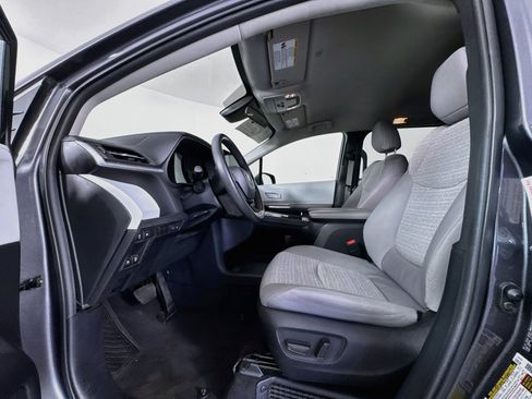 Certified 2025 Toyota Sienna LE FWD image 19