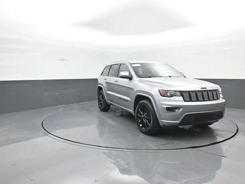 Used 2020 Jeep Grand Cherokee Altitude AWD/4WD image 3