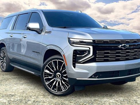 Used 2025 Chevrolet Suburban High Country RWD image 1