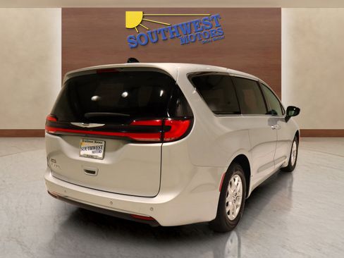 Used 2024 Chrysler Pacifica Touring-L image 4