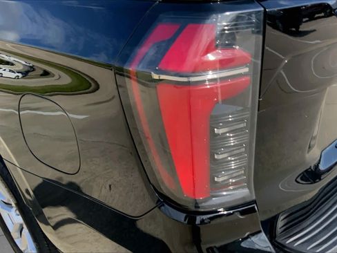 Used 2025 Chevrolet Suburban LT RWD image 27