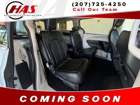 Used 2024 Chrysler Pacifica Touring-L FWD image 13
