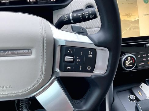 Used 2023 Land Rover Discovery Metropolitan Edition image 25