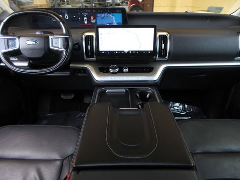 Used 2025 Ford Expedition Platinum w/ Driver's Package AWD/4WD image 18