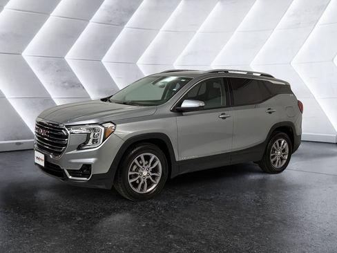 Used 2024 GMC Terrain SLT image 3