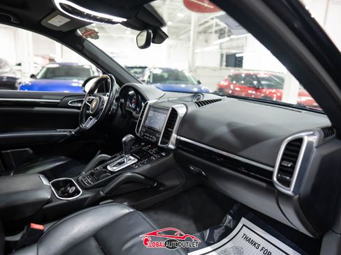 Used 2017 Porsche Cayenne Platinum Edition w/ Premium Package (PJV) image 15