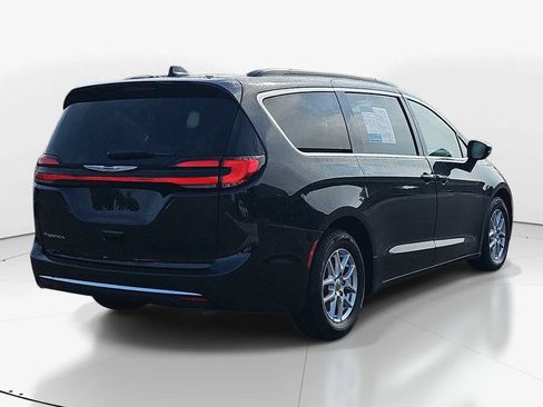 Used 2022 Chrysler Pacifica Touring-L FWD image 6