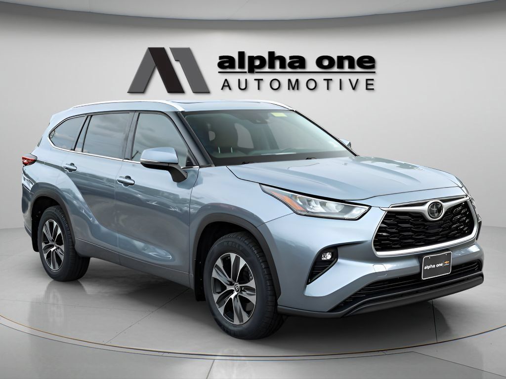 Used 2020 Toyota Highlander XLE AWD/4WD image 3