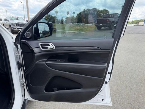 Used 2020 Jeep Grand Cherokee Laredo RWD image 27