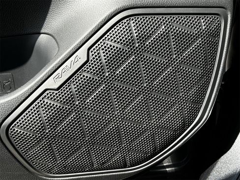 Used 2020 Toyota RAV4 XLE w/ Convenience Package image 22