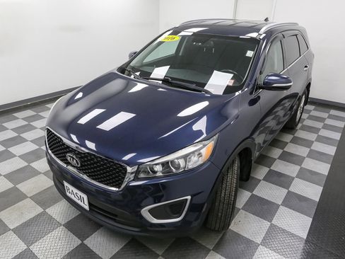 Used 2016 Kia Sorento LX w/ LX Convenience Package image 6