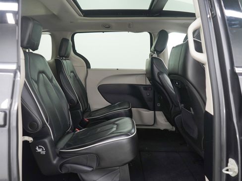 Used 2023 Chrysler Pacifica Limited image 12