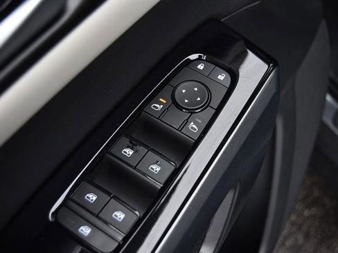 Certified 2024 Nissan Pathfinder SL image 9