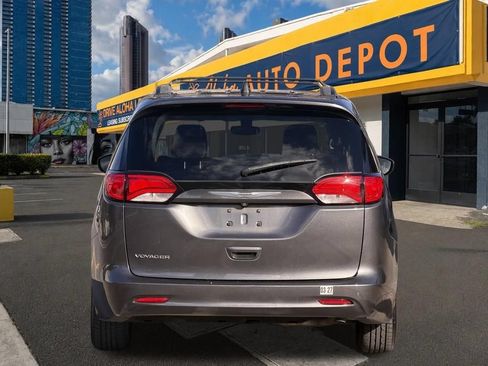 Used 2021 Chrysler Voyager Lxi FWD image 4