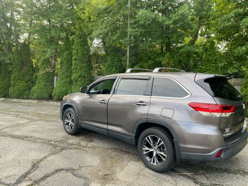 Used 2019 Toyota Highlander LE AWD/4WD image 3