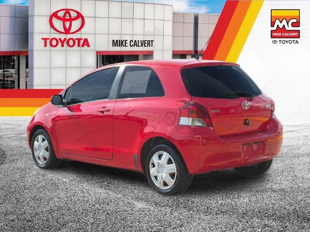 Used 2011 Toyota Yaris 2-Door Hatchback w/ Convenience Pkg FWD image 3