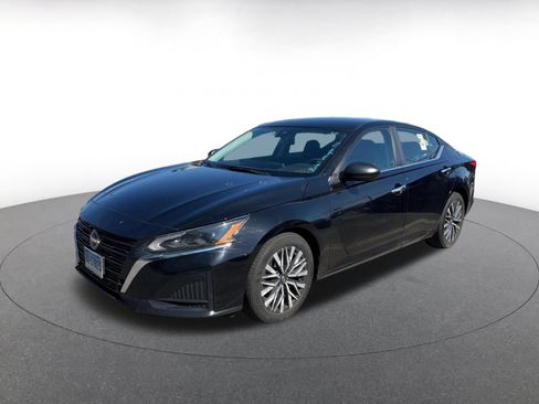 Used 2025 Nissan Altima 2.5 SV FWD image 9