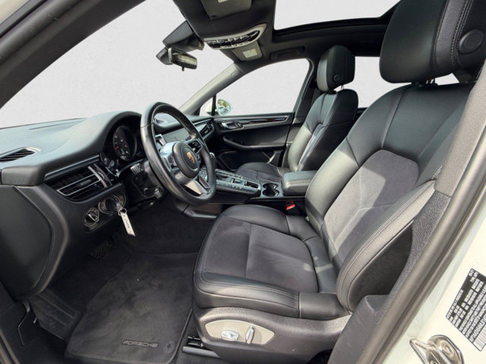 Used 2021 Porsche Macan AWD/4WD image 10