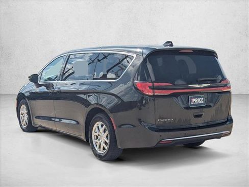 Used 2023 Chrysler Pacifica Touring-L FWD image 7