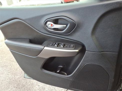 Used 2019 Jeep Cherokee Latitude Plus w/ Comfort/Convenience Group image 14