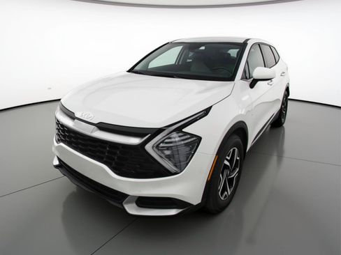 Used 2025 Kia Sportage LX image 3