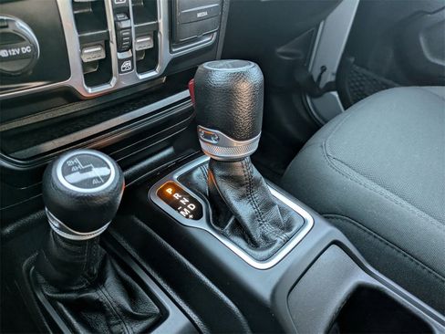 Used 2023 Jeep Gladiator Willys image 12