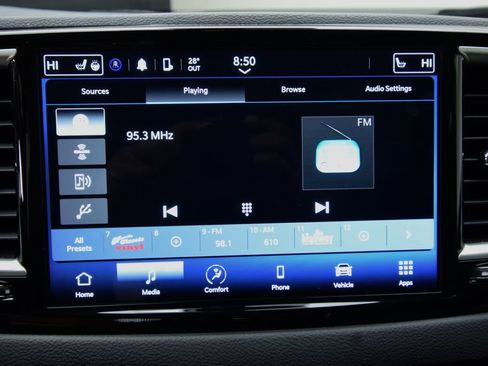 Used 2024 Chrysler Pacifica Touring-L image 17