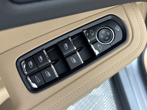 Certified 2025 Porsche Macan image 13