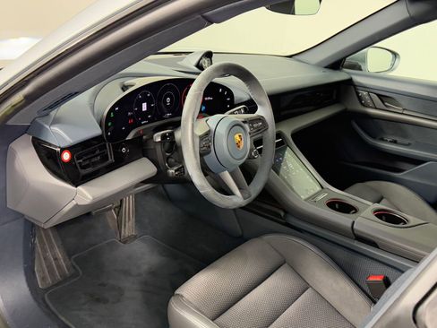 Used 2022 Porsche Taycan image 4