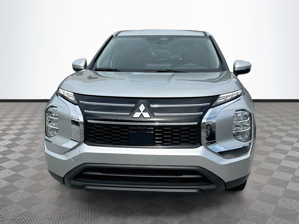 Used 2025 Mitsubishi Outlander ES FWD image 2