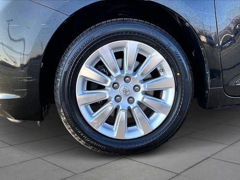 Used 2014 Toyota Sienna XLE image 10