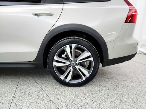 Certified 2025 Volvo V60 B5 Cross Country Plus image 13