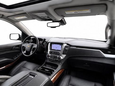 Used 2020 Chevrolet Suburban Premier AWD/4WD image 30