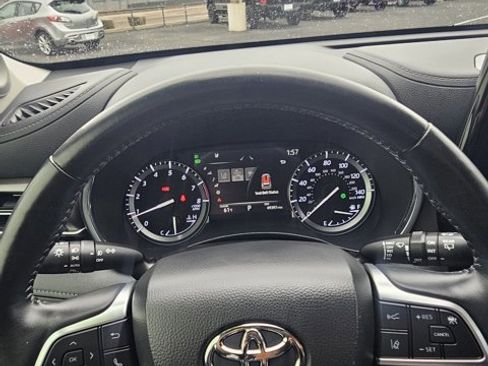 Used 2021 Toyota Highlander Limited image 19