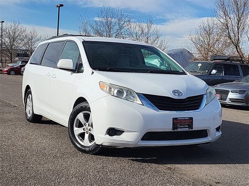 Used 2012 Toyota Sienna LE image 2