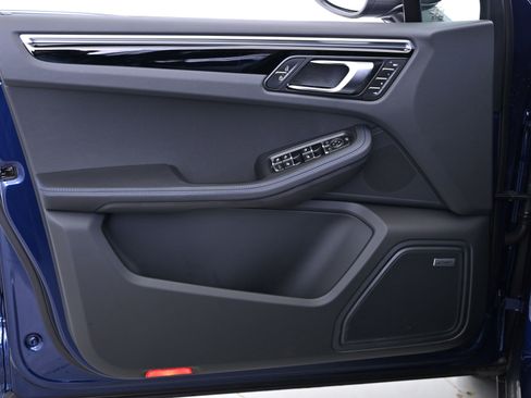 Certified 2025 Porsche Macan image 33
