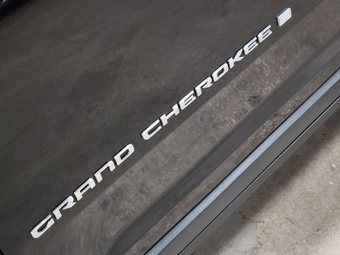 Used 2023 Jeep Grand Cherokee Limited AWD/4WD image 25